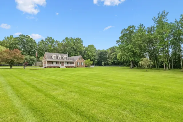a view of a house with a yard