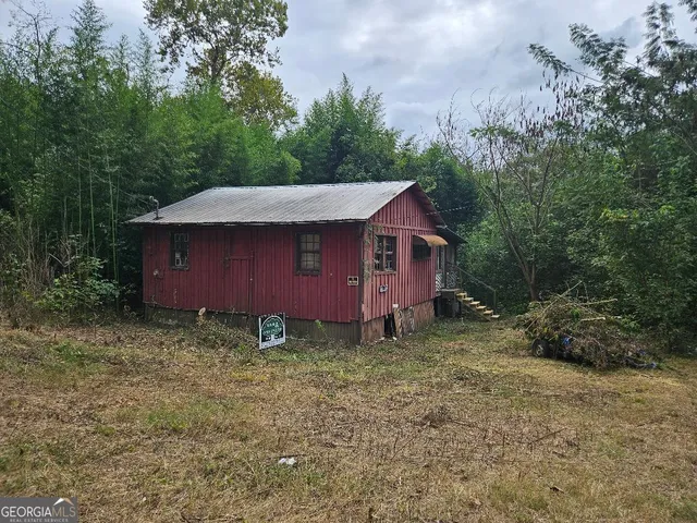 a view of a barn in the middle of a yard