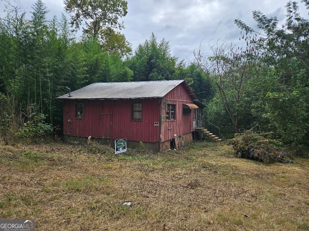 a view of a barn in the middle of a yard