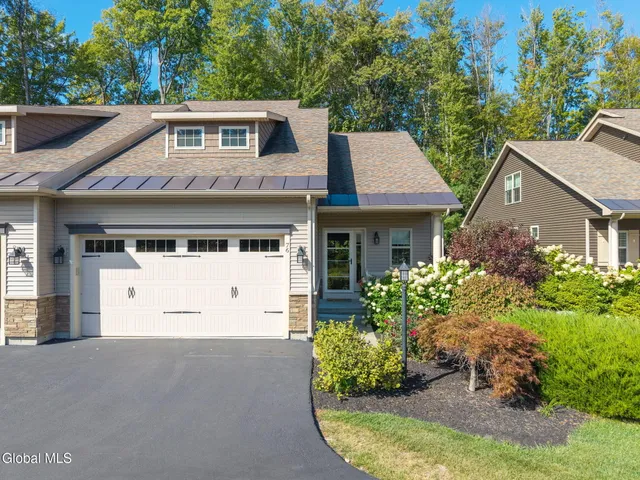 $565,000 | 76 Hollandale Way, Bethlehem, NY 12054