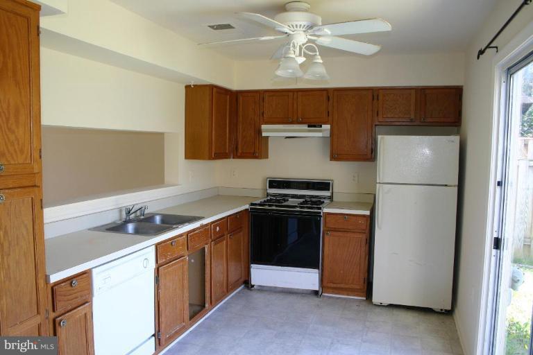 10398 Bermuda Lane Manassas, VA 20109 - Photo 3 of 7 a kitchen with stainless steel appliances granite countertop a refrigerator a sink and a stove