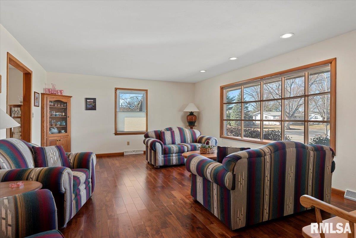 107 Collier Drive Springfield, IL 62704 - Photo 3 of 34