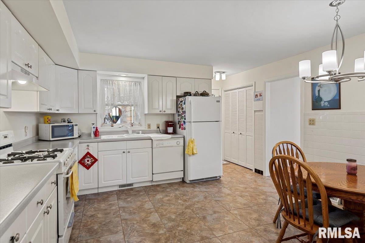 107 Collier Drive Springfield, IL 62704 - Photo 10 of 34