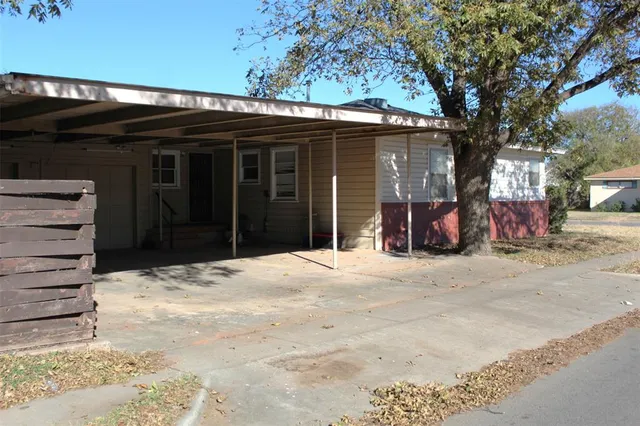 a view of a house with a outdoor space