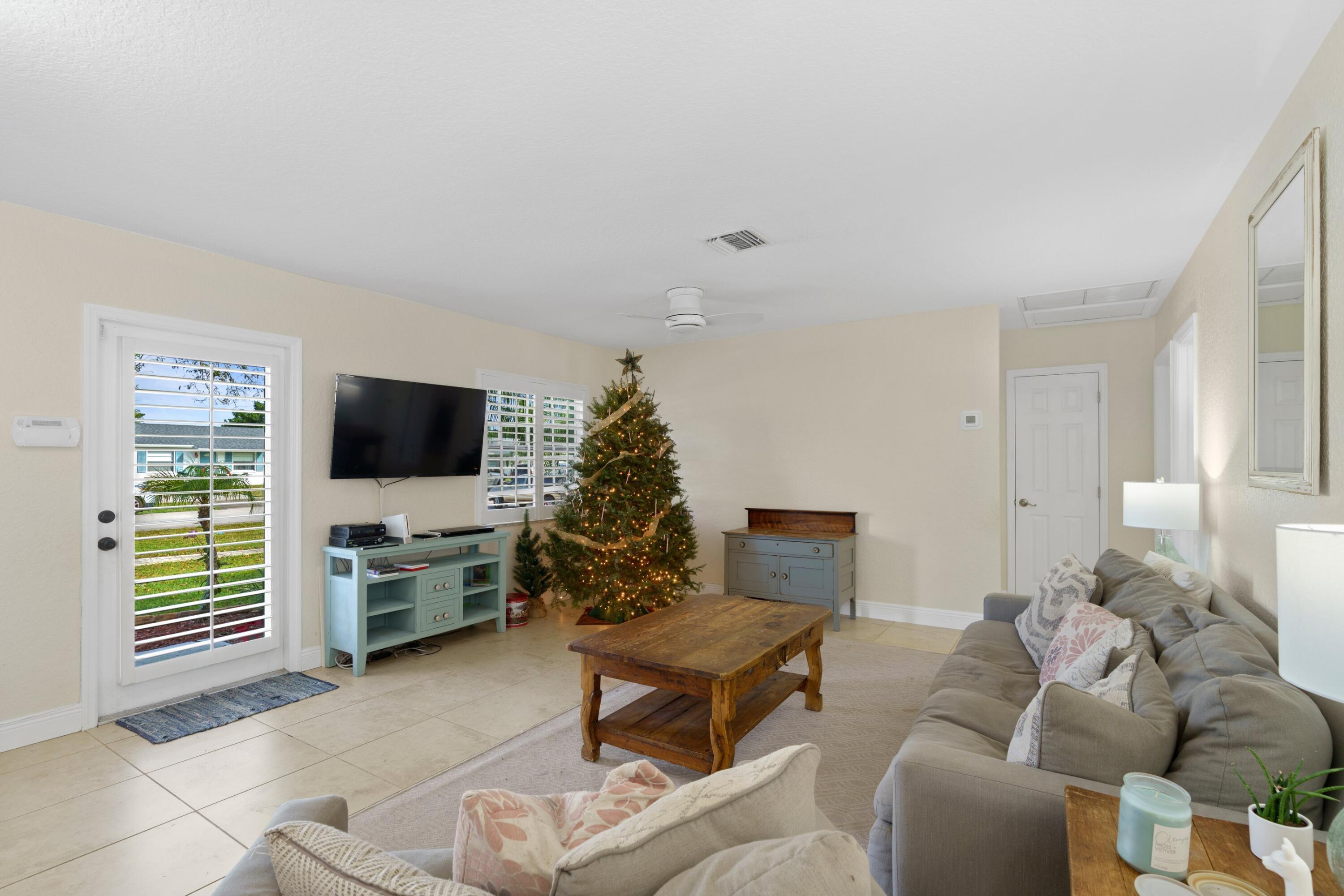 1012 Mohican Boulevard Jupiter, FL 33458 - Photo 12 of 33 DSC07313.jpg-SMALL