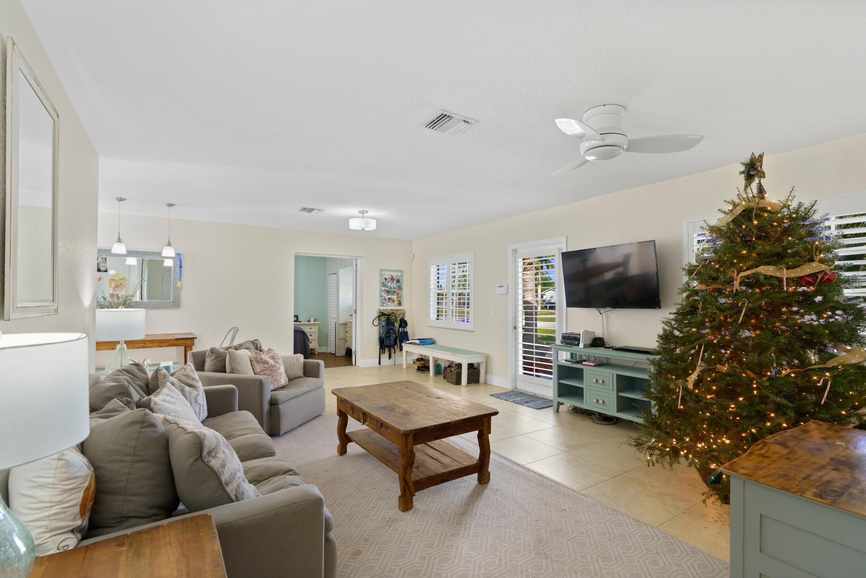 1012 Mohican Boulevard Jupiter, FL 33458 - Photo 13 of 33 DSC07323.jpg-SMALL