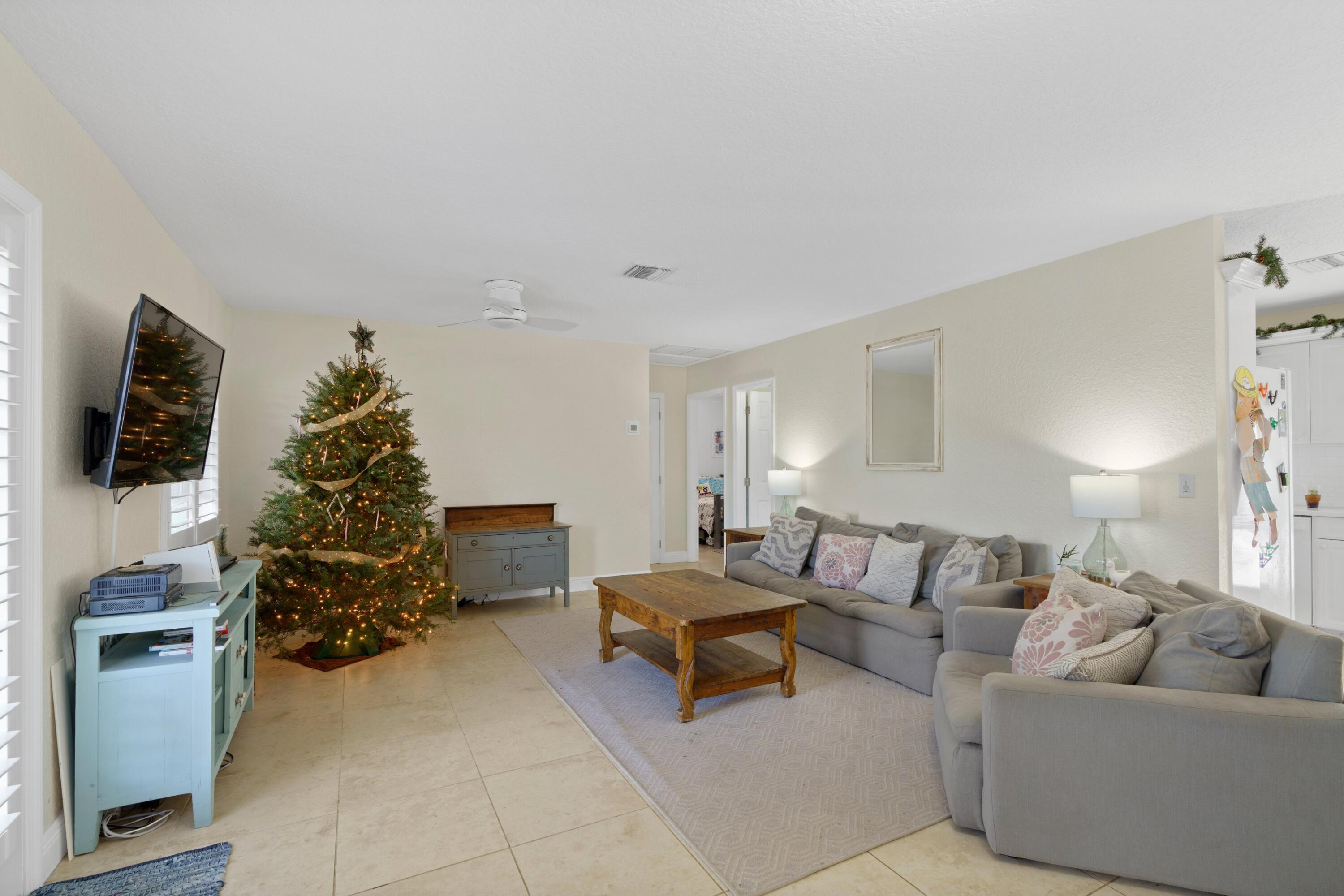 1012 Mohican Boulevard Jupiter, FL 33458 - Photo 14 of 33 DSC07318.jpg-SMALL