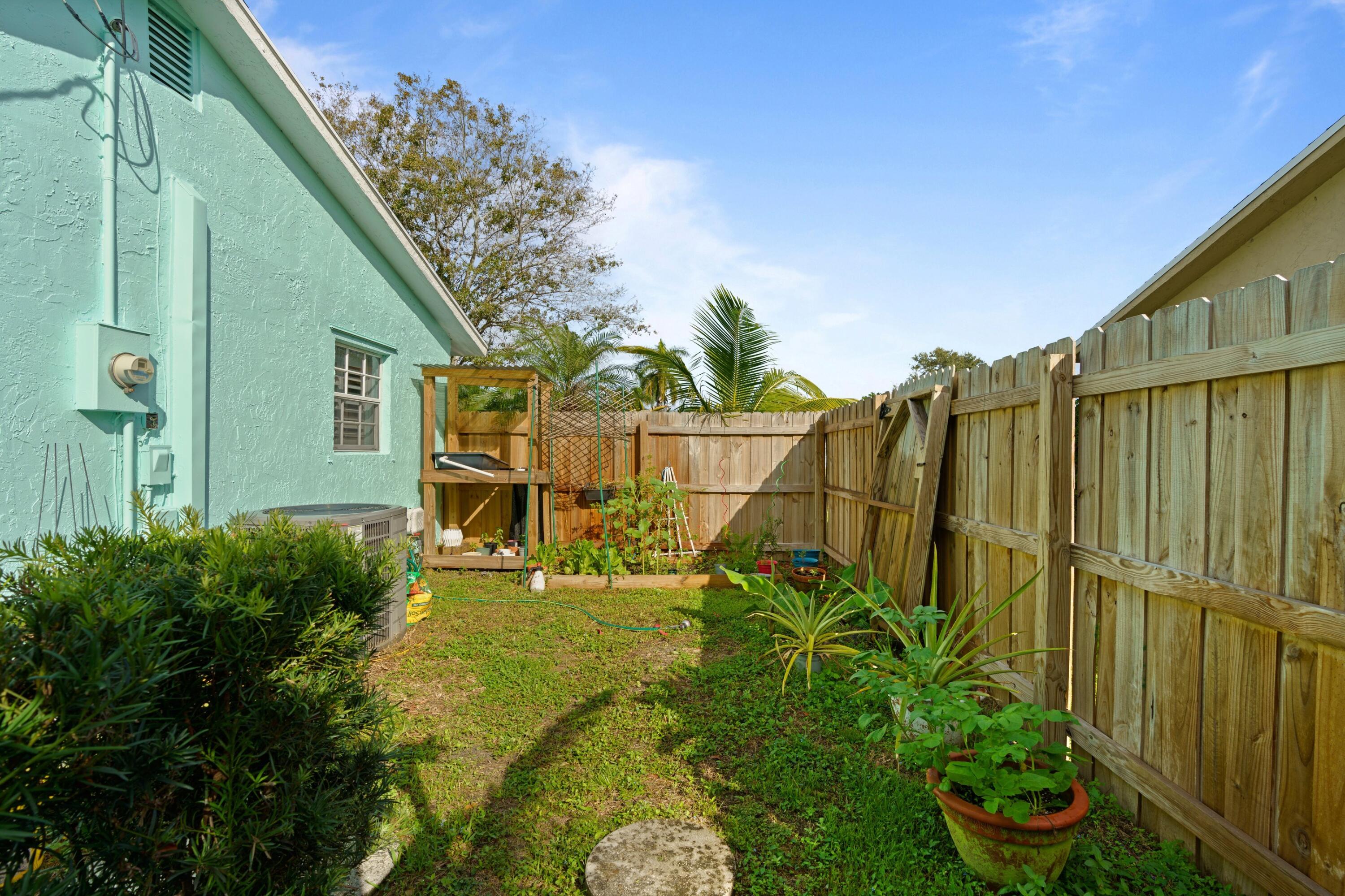 1012 Mohican Boulevard Jupiter, FL 33458 - Photo 9 of 33 DSC07408.jpg-SMALL
