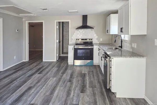 $1,395 | 1360 Essex Street, San Antonio, TX 78210