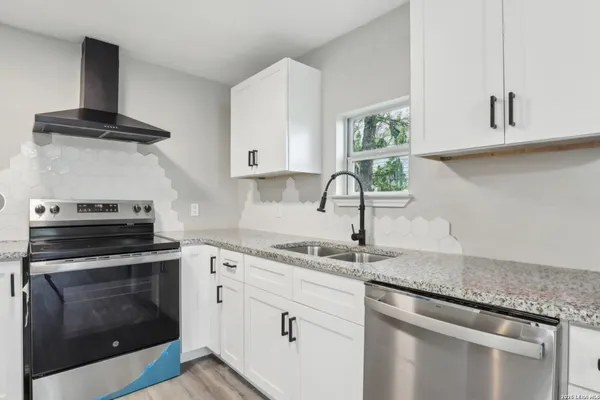 $1,395 | 1360 Essex Street, San Antonio, TX 78210