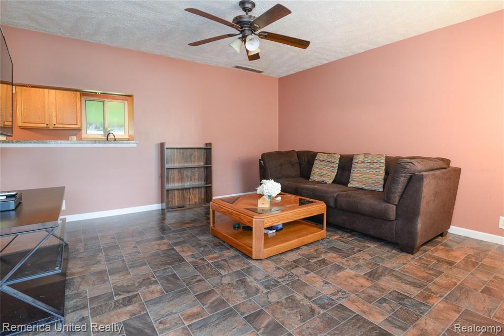 9500 Denton Hill Road Fenton, MI 48430 - Photo 5 of 29 Gallery Image 5
