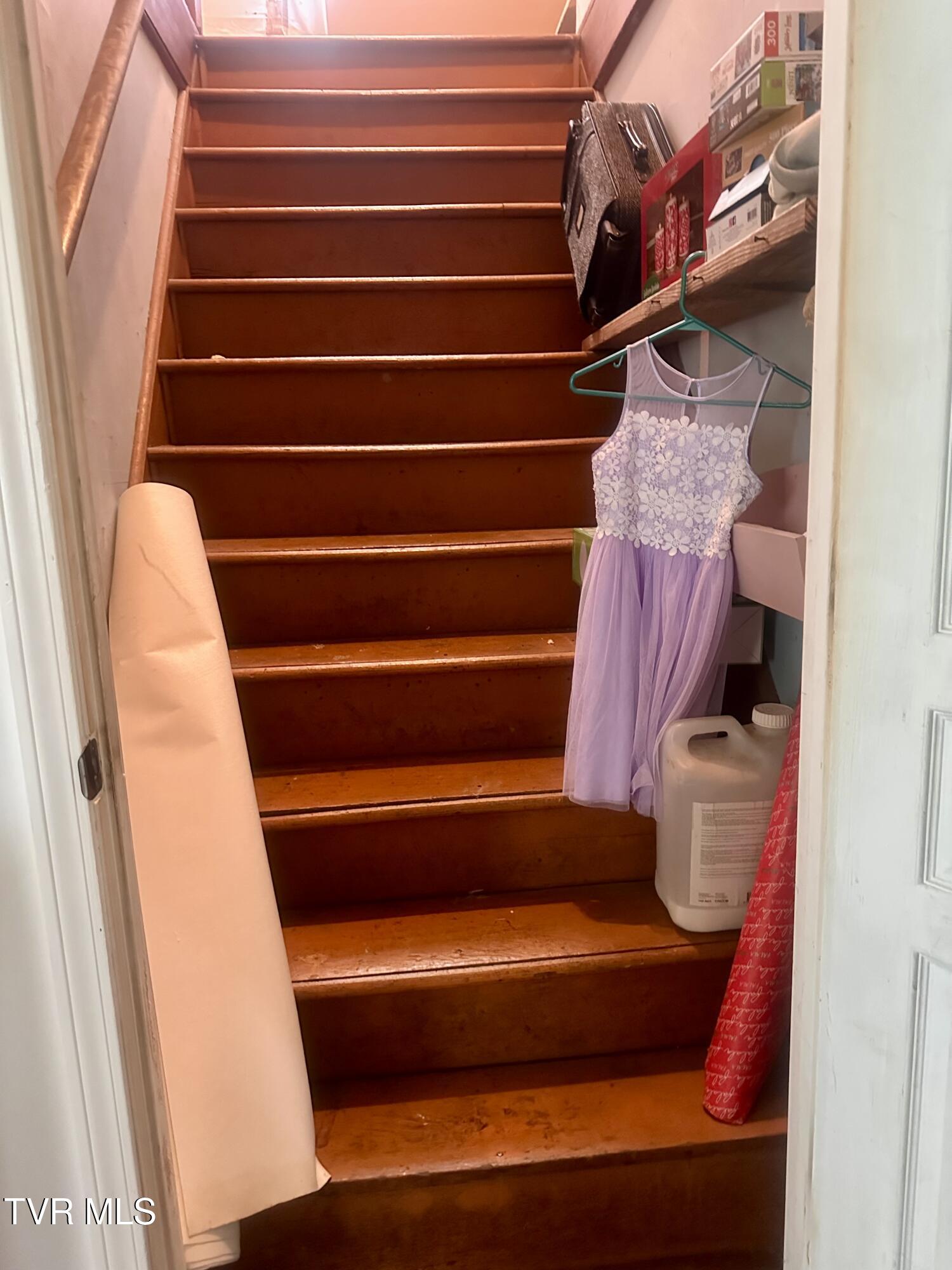 2204 State Line Road Elizabethton, TN 37643 - Photo 34 of 42 Upstairs