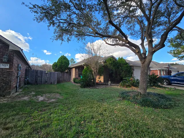 a view of a yard in front of house