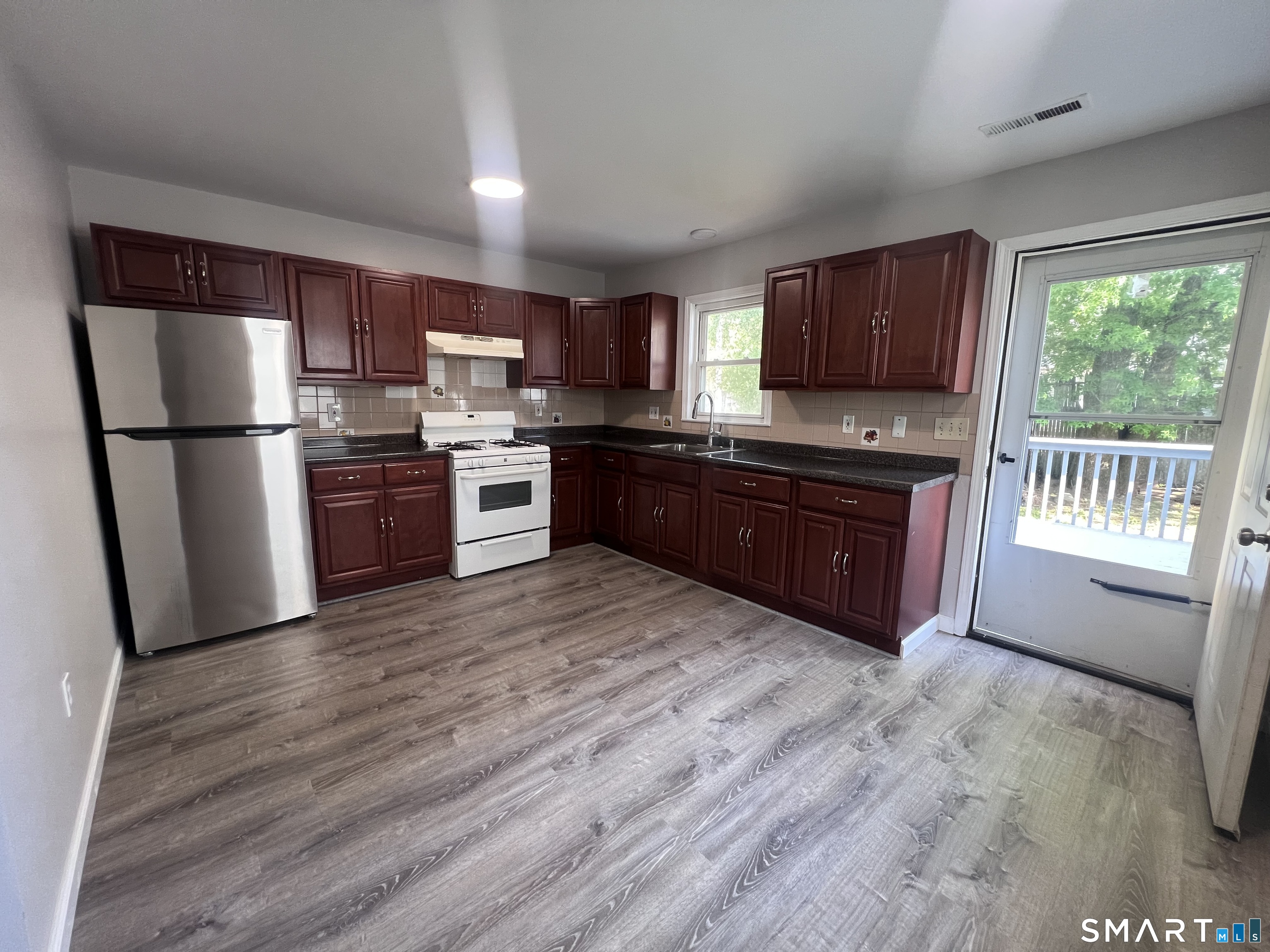 95 Shell Street Bridgeport, CT 06605 - Photo 5 of 34