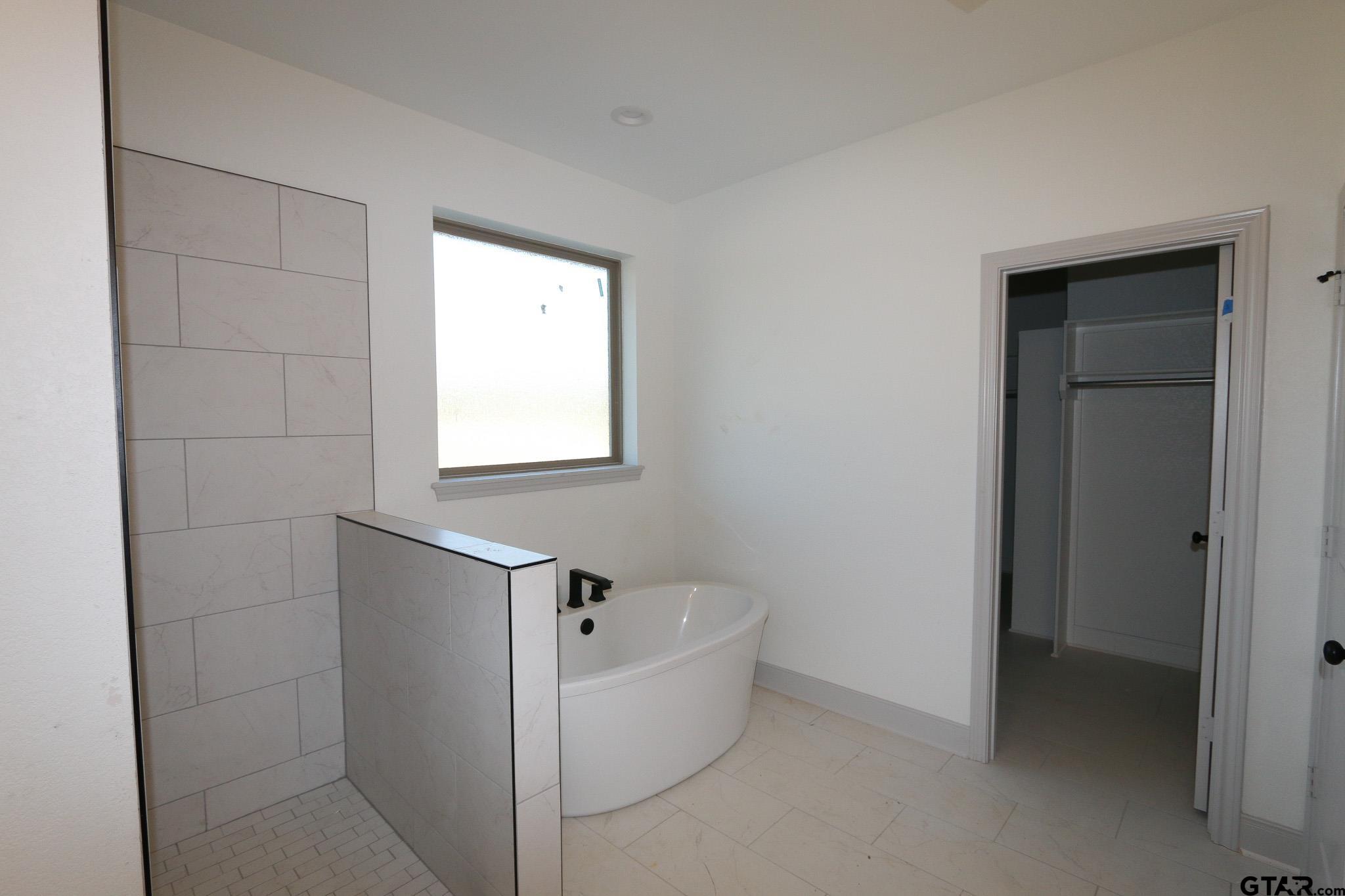 16527 Cooper Way Flint, TX 75762 - Photo 21 of 33 a view of hallway with window