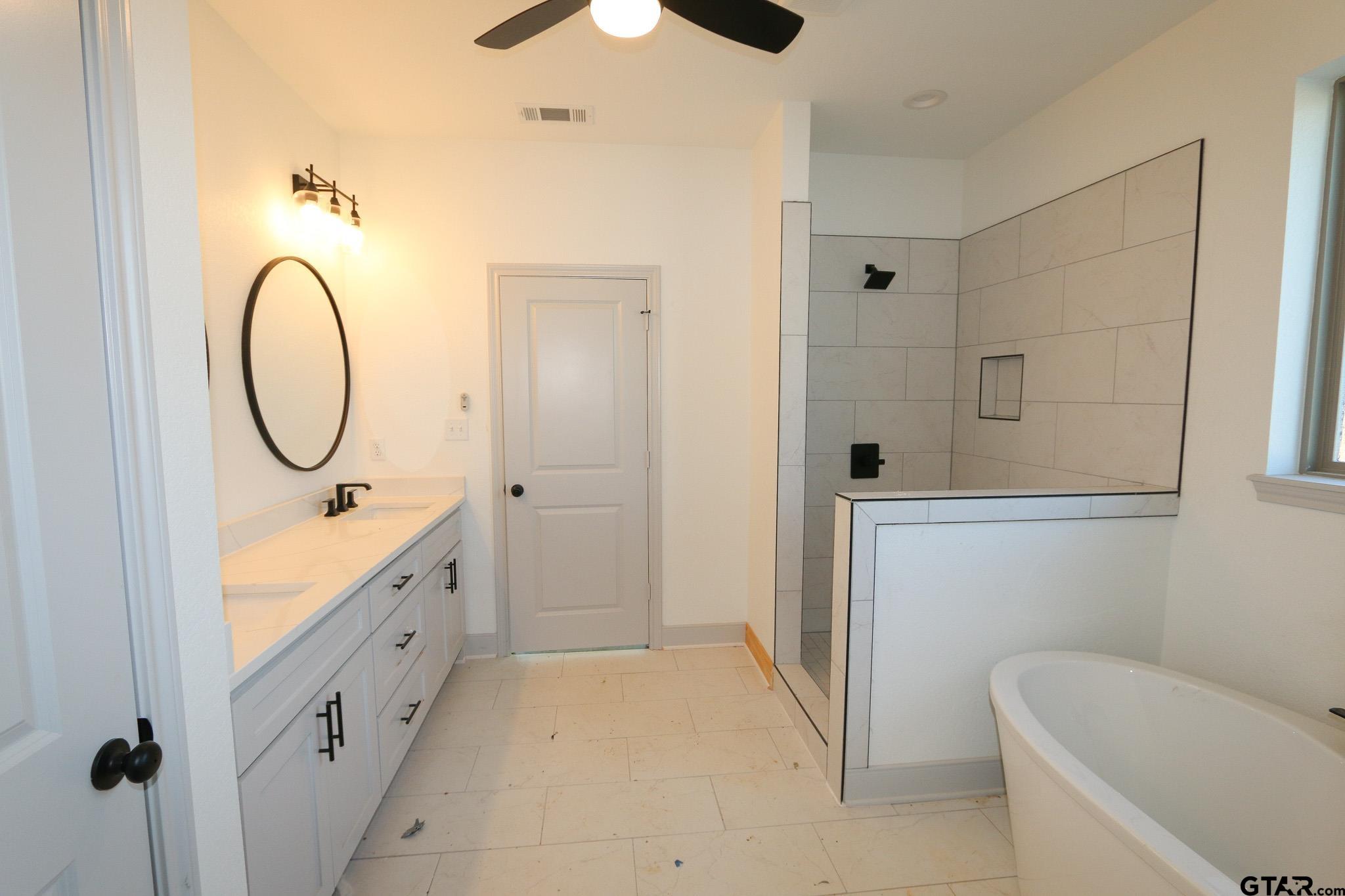 16527 Cooper Way Flint, TX 75762 - Photo 23 of 33 a bathroom with a tub a toilet and a sink