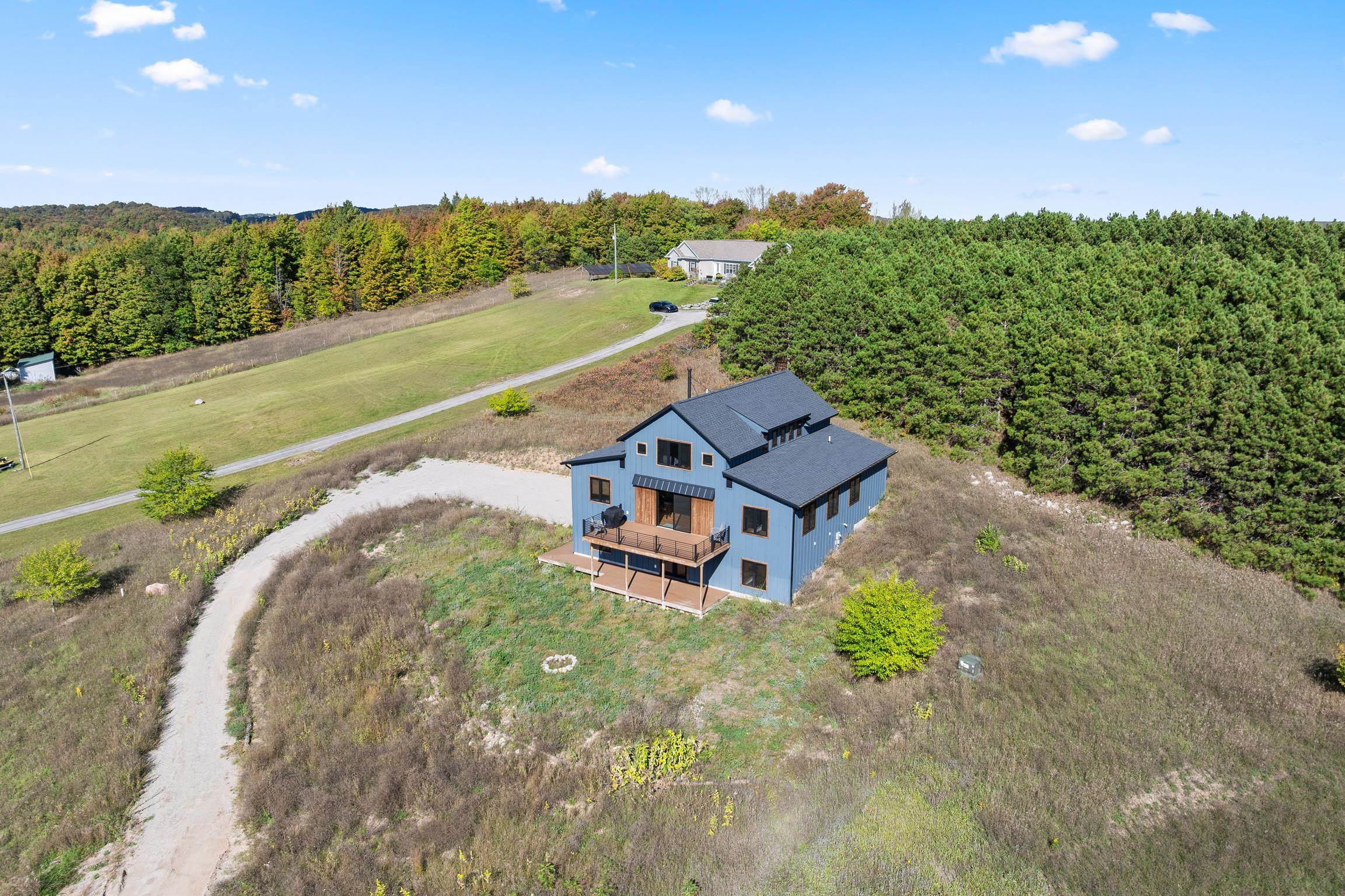 2528 North Setterbo Road Suttons Bay, MI 49682 - Photo 2 of 31 1939476-cf33e149-80a0-4326-95b6-37458d2107f1.JPG
