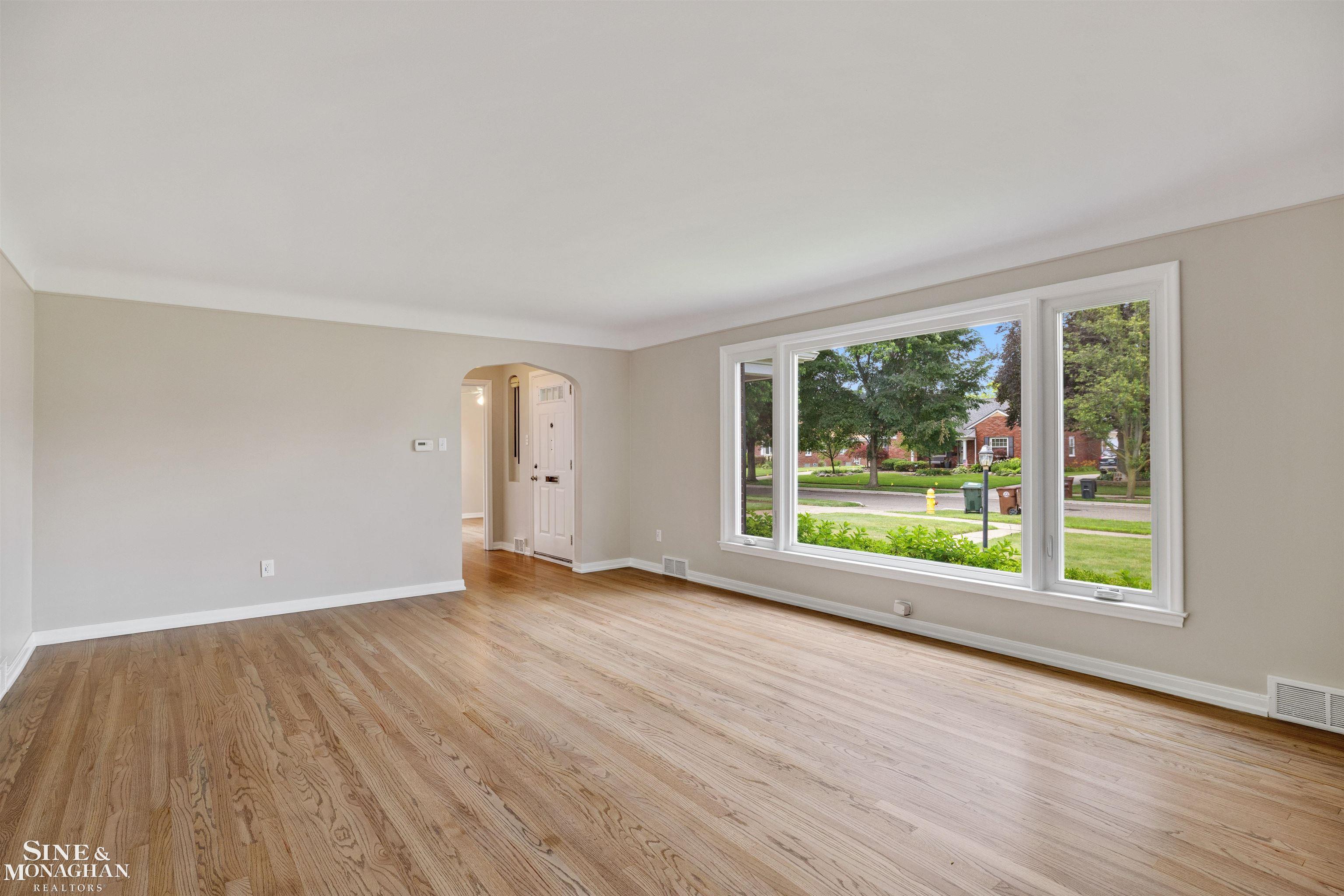 581 Hampton Road Grosse Pointe Woods, MI 48236 - Photo 9 of 60