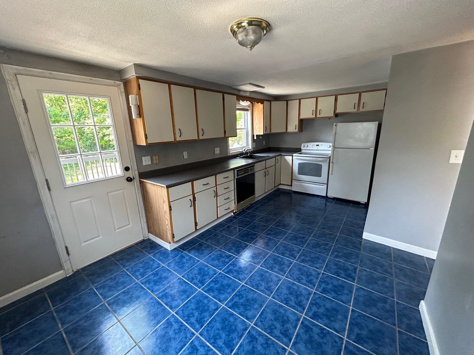 12 L Boyd Road Derry, NH 03038 - Photo 6 of 13 Gallery Image 6