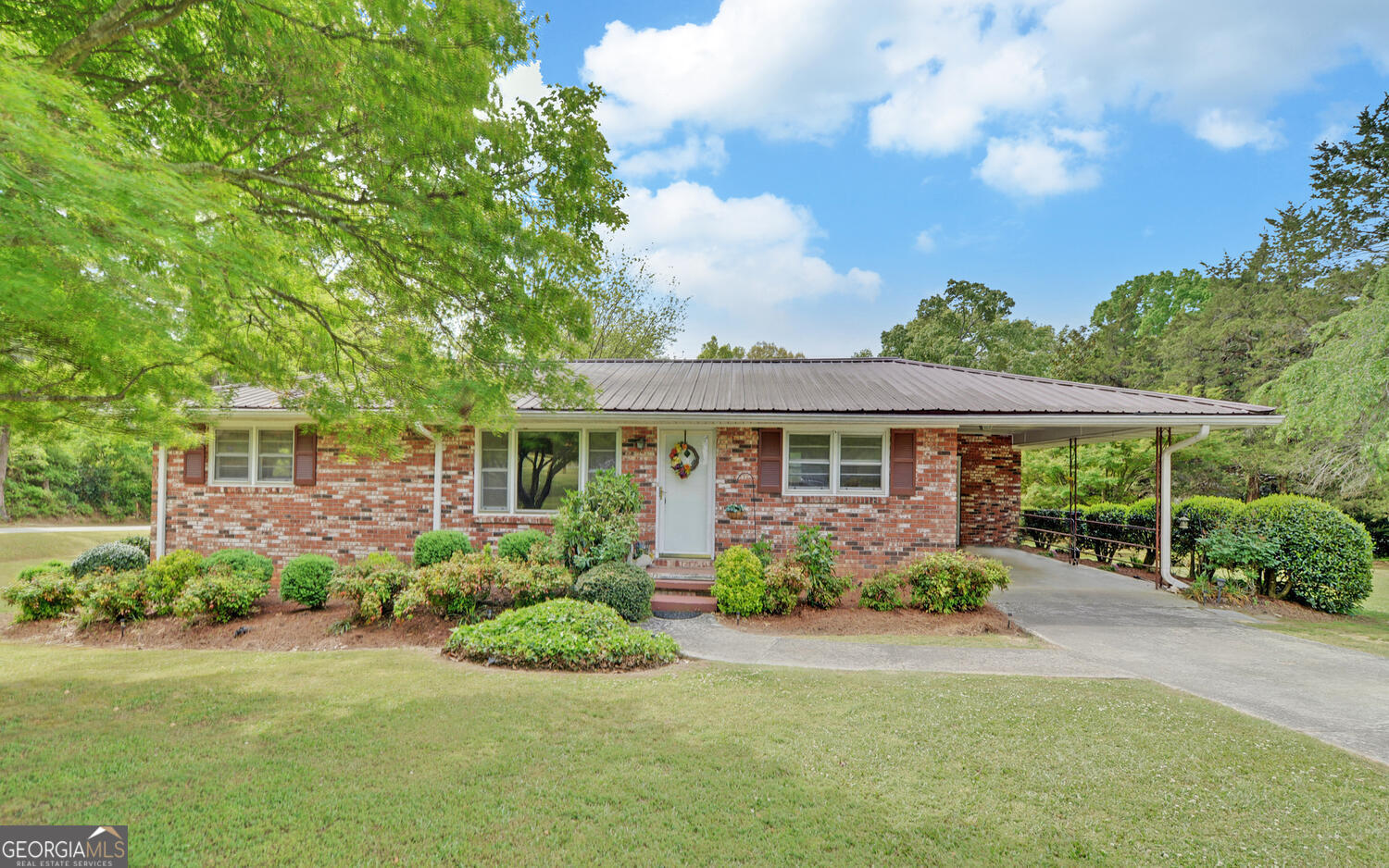 586 Collins Road Toccoa, GA 30577 - Photo 2 of 52 a front view of a house with a garden