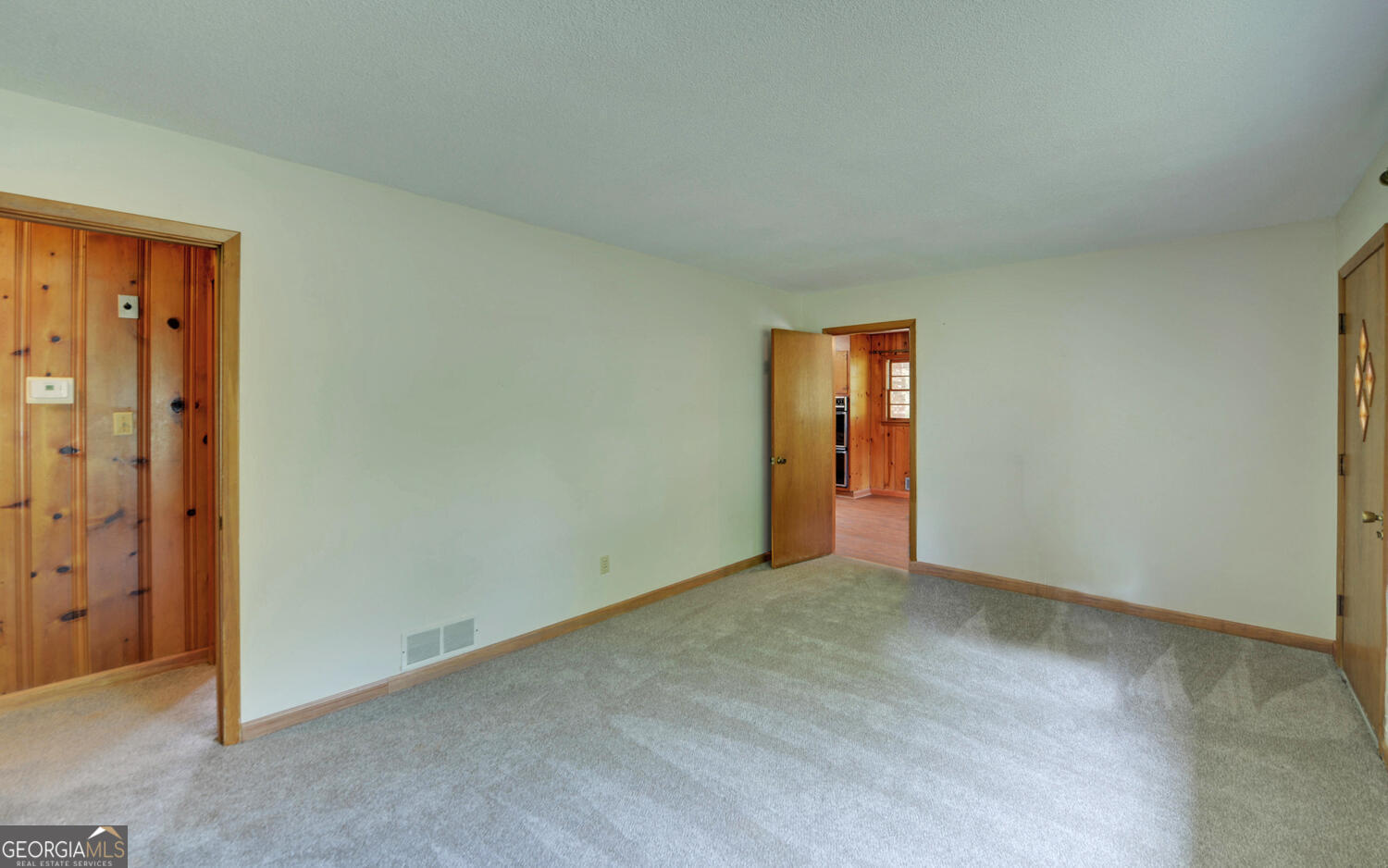586 Collins Road Toccoa, GA 30577 - Photo 8 of 52 an empty room with windows and closet