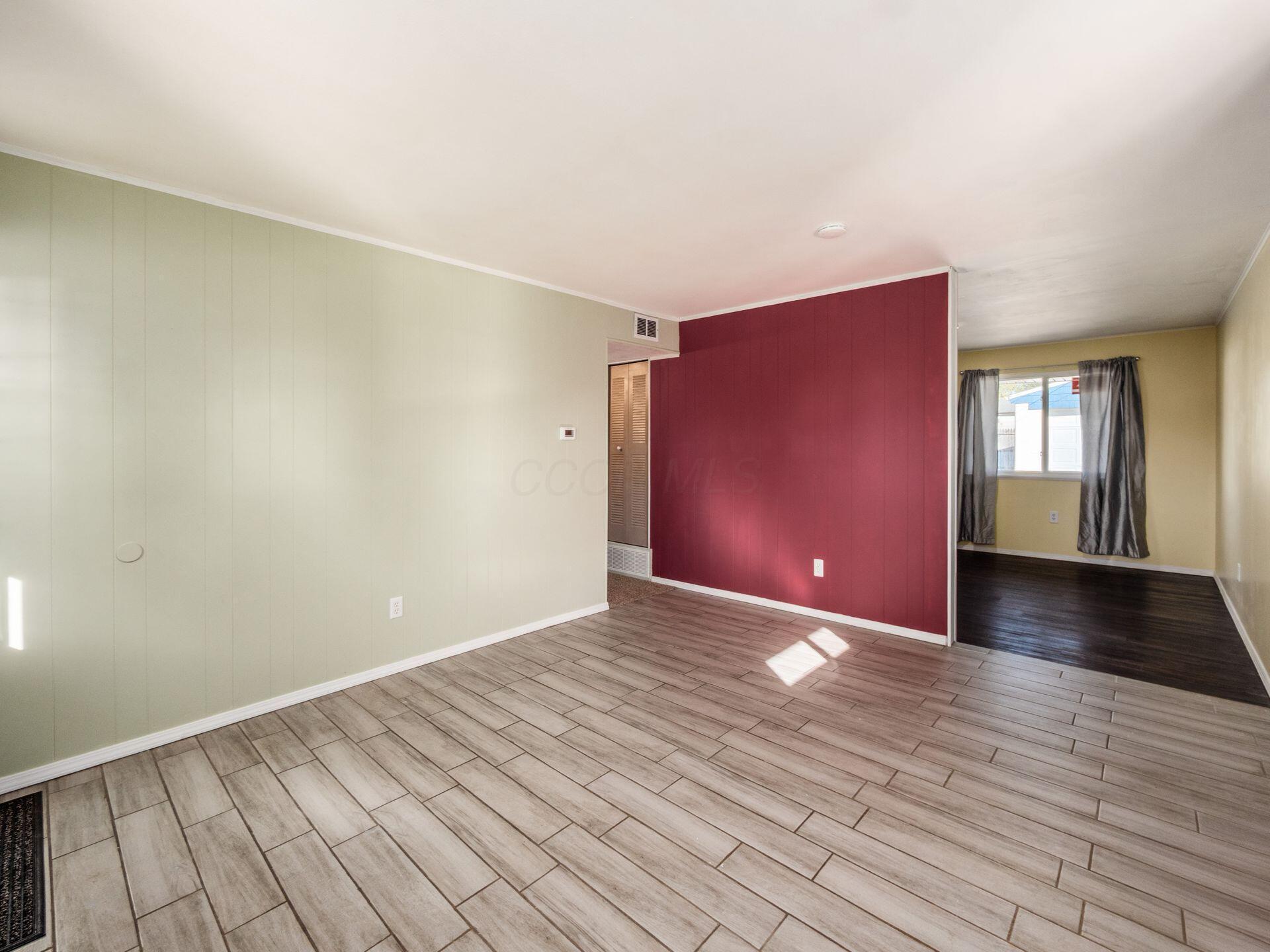 884 Bruckner Road Columbus, OH 43207 - Photo 8 of 29 Open to Kitchen & casual dining area