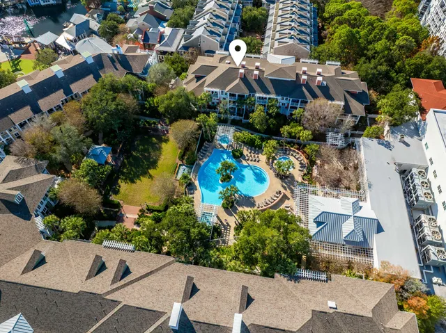 a sign of golf club on a wall