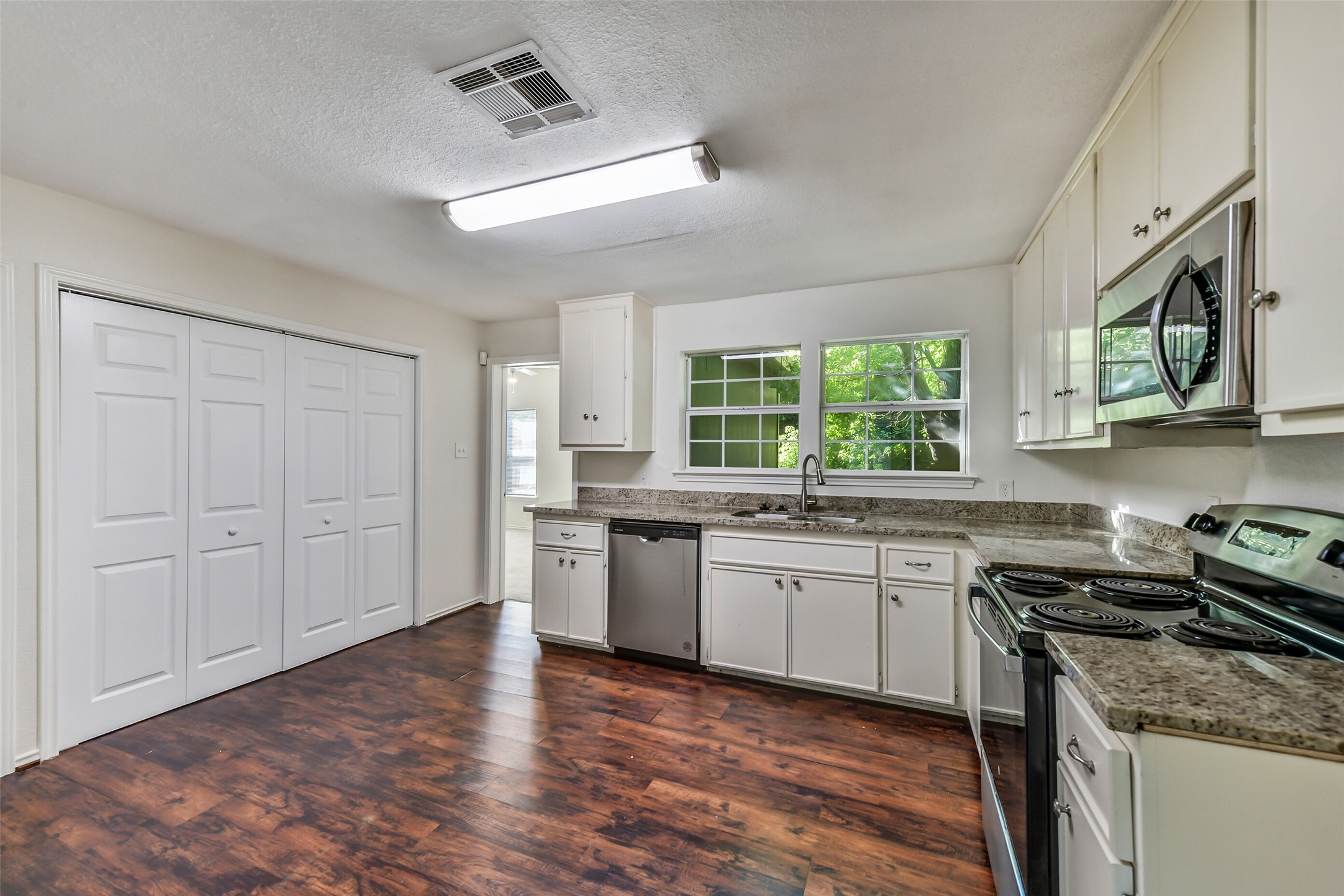 809 Chestnut Street La Marque, TX 77568 - Photo 10 of 25 Also the suite of stainless appliances.