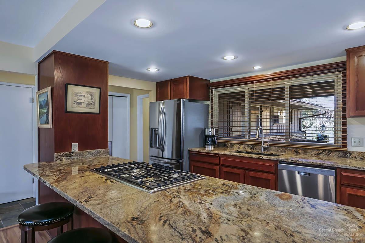 61062 Parrell Road Bend, OR 97702 - Photo 11 of 25 Brand new 5-burner gas cooktop and dishw