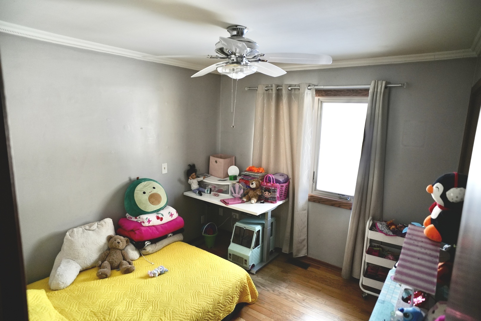 512 Shenandoah Trail Elgin, IL 60123 - Photo 14 of 29 a kids room with a toys and dresser
