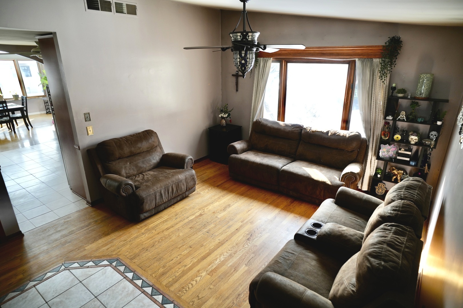 512 Shenandoah Trail Elgin, IL 60123 - Photo 8 of 29 a living room with furniture and a window
