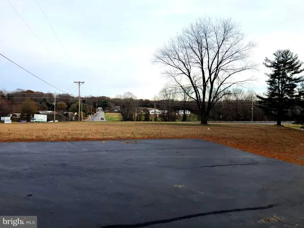 a view of road with yard