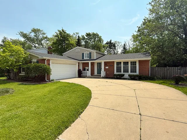 $3,100 | 1807 South Surrey Ridge Drive, Arlington Heights, IL 60005