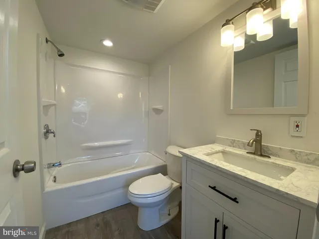 $1,695 | 920 Young Street, New Castle, DE 19720