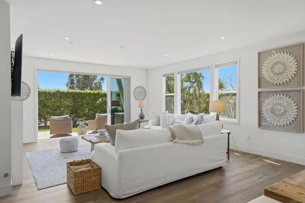 $4,700,000 | 374 Fulvia Street, Encinitas, CA 92024