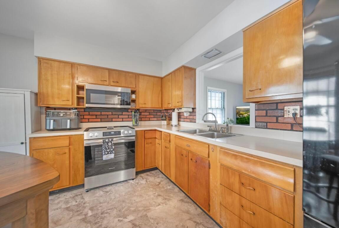 164 Sturbridge Road Columbus, OH 43228 - Photo 9 of 29 Eat in Kitchen