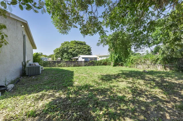 a view of yard with green space