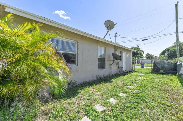 a house view with a backyard space