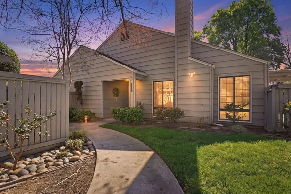 a view of a house with backyard and garden