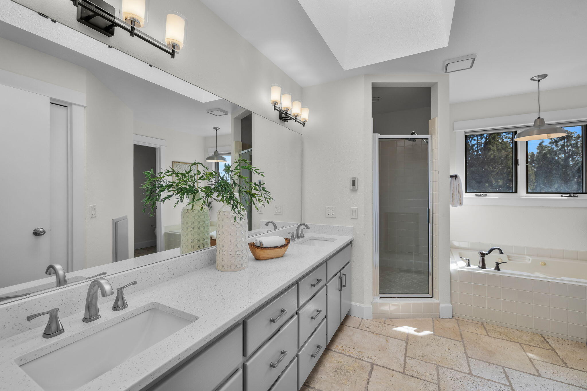 62472 Quail Ridge Road Bend, OR 97701 - Photo 15 of 50 Primary Bath