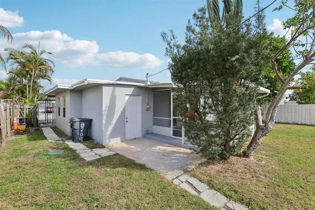 $389,900 | 3209 Scanlan Avenue, Lake Worth, FL 33461
