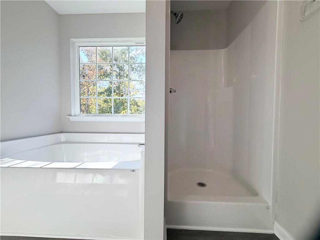 382 Arlington Lane Commerce, GA 30529 - Photo 25 of 43 a bathroom with a bathtub