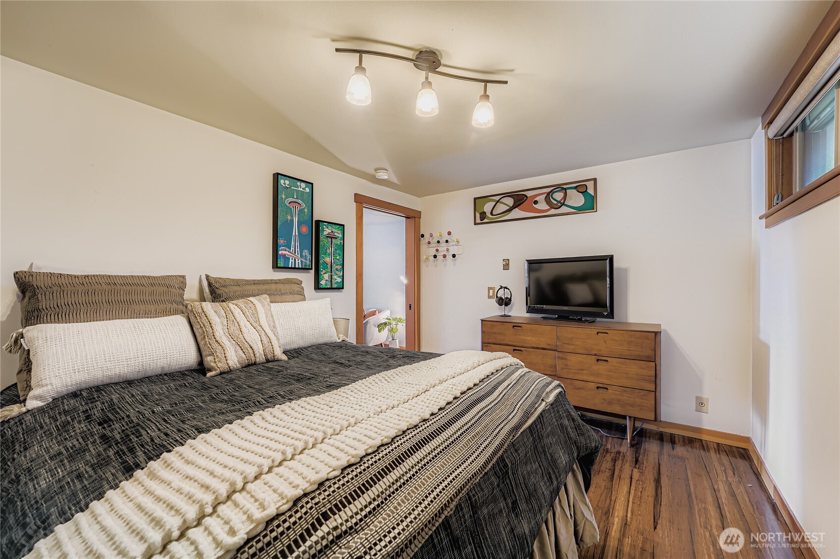 3200 West Commodore Way, Unit 206 Seattle, WA 98199 - Photo 17 of 34 Gallery Image 17