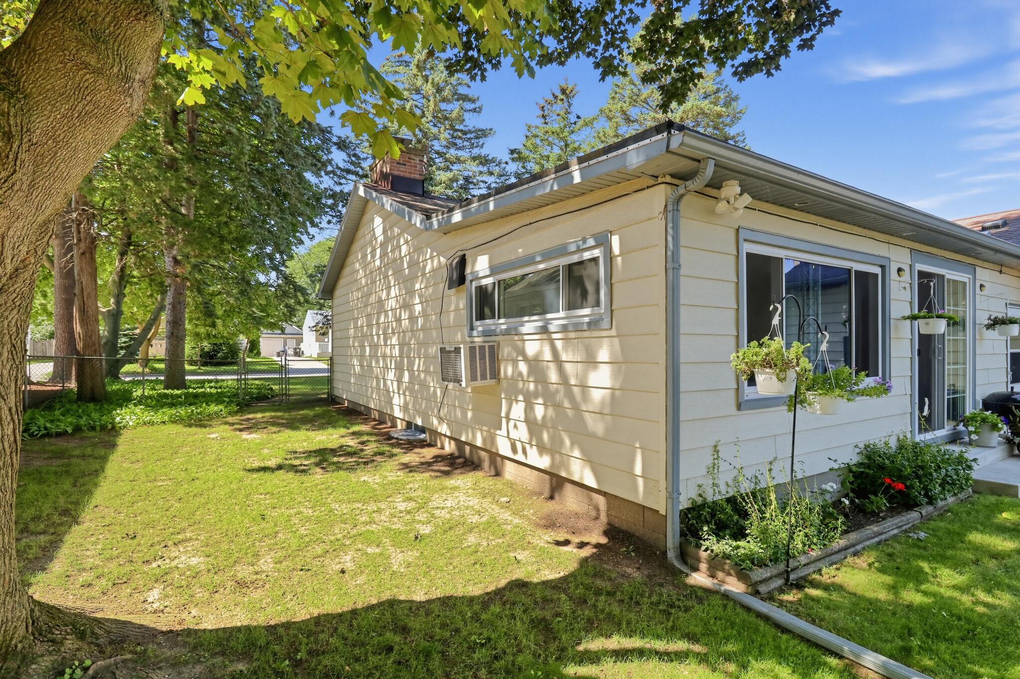 2515 Dombrowski Boulevard Racine, WI 53405 - Photo 19 of 22 01_2515_Dombrowski_Blvd-Exterior-6496