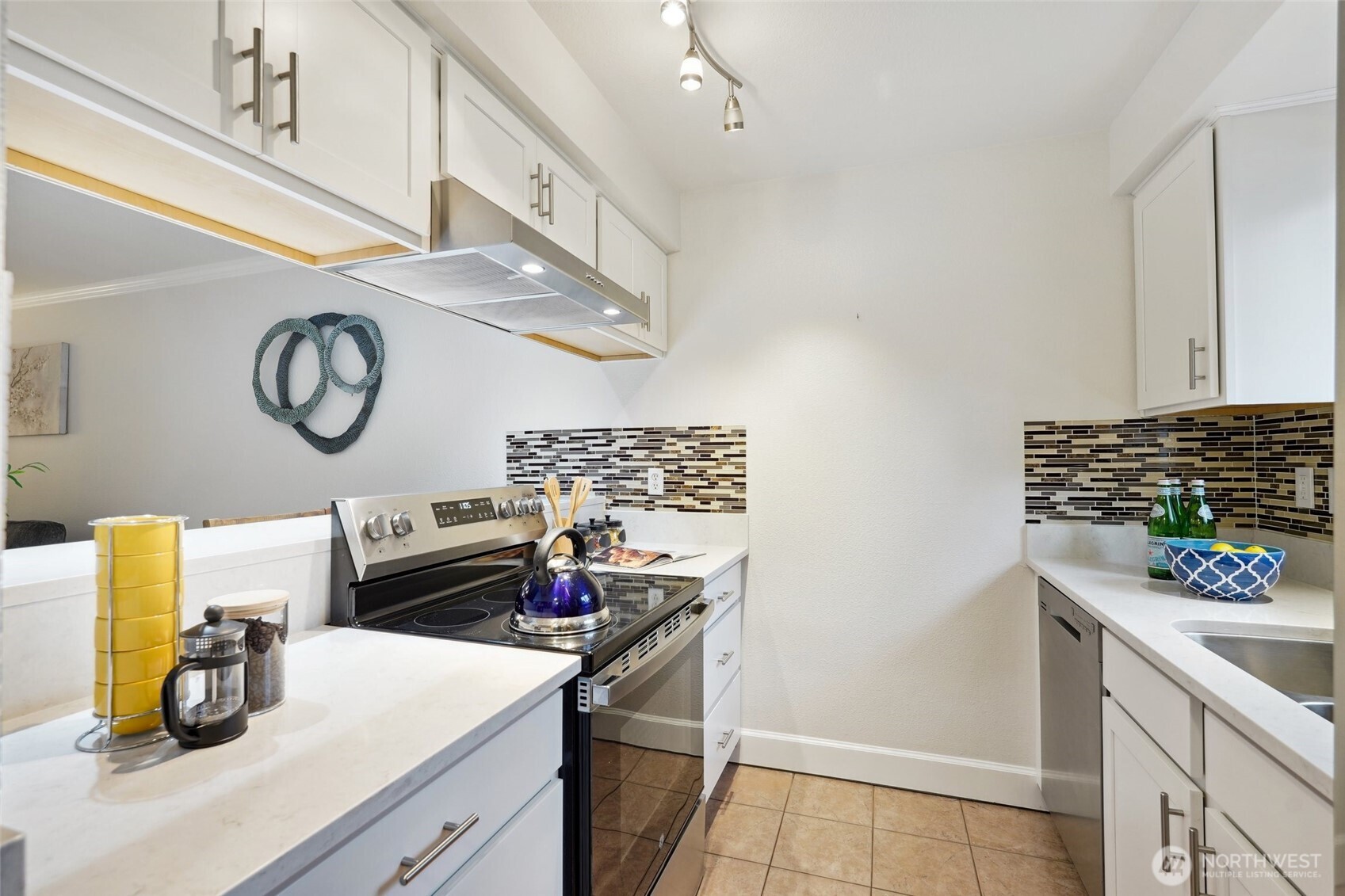18910 Bothell Everett Highway, Unit K2 Bothell, WA 98012 - Photo 7 of 34 a kitchen with a stove and a table