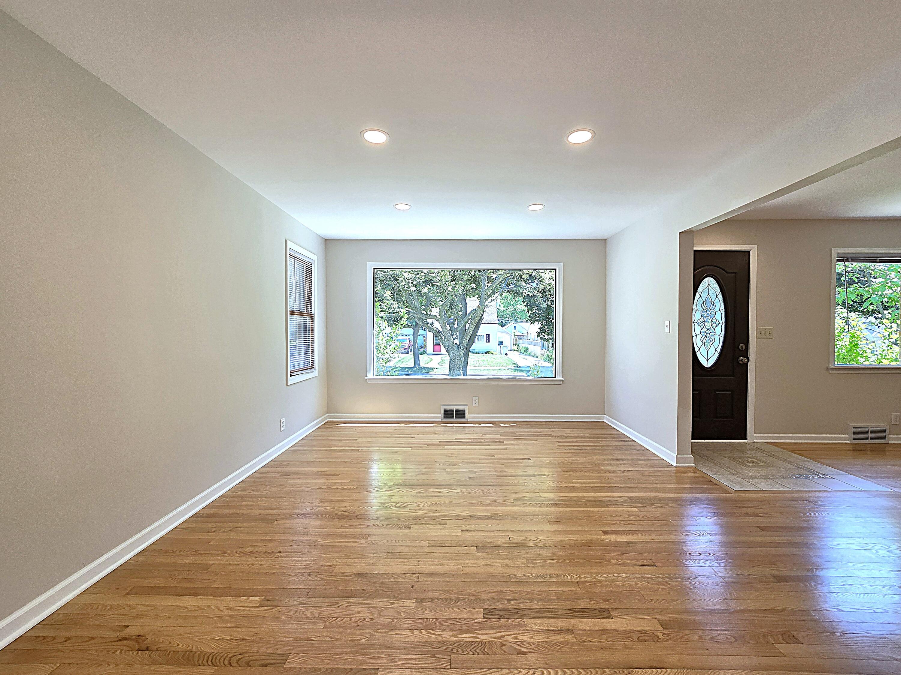 4445 South Burrell Street Milwaukee, WI 53207 - Photo 13 of 44 Living Room