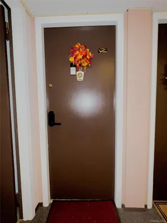 a view of entryway with livingroom