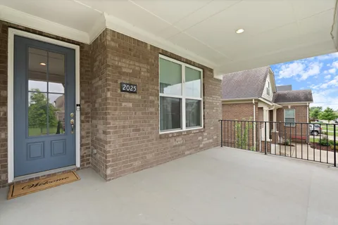 a view of entryway and a yard
