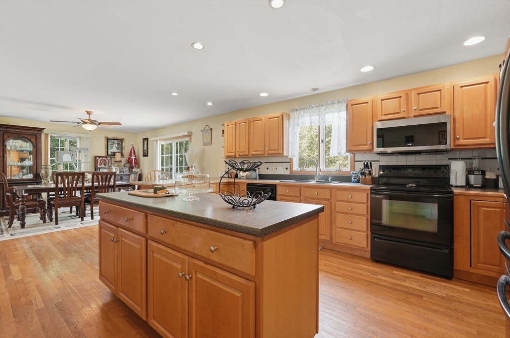 1527 Main Street Acushnet, MA 02743 - Photo 14 of 32