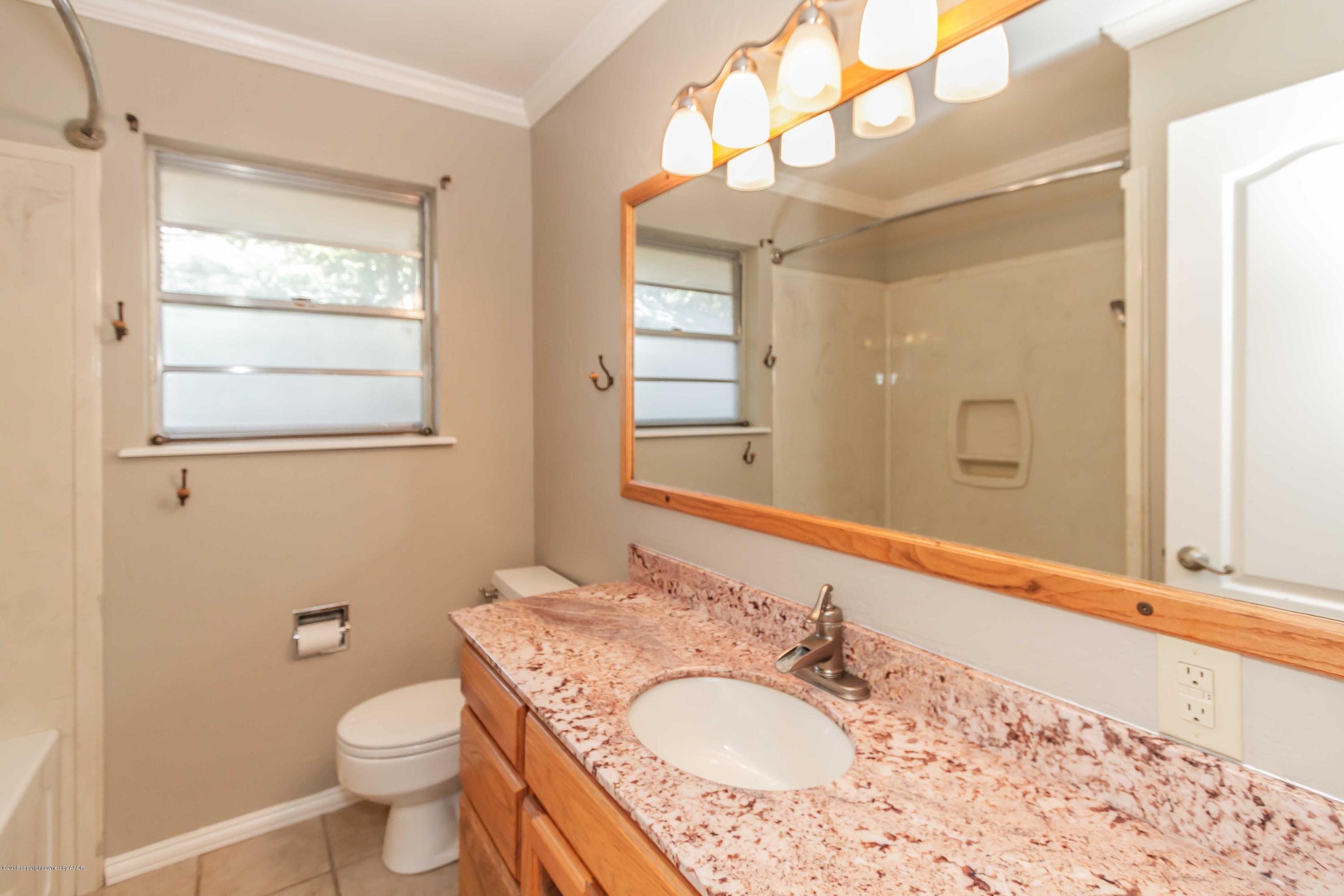 7104 Calumet Road Amarillo, TX 79106 - Photo 32 of 39 BATHROOM 2 VIEW 1